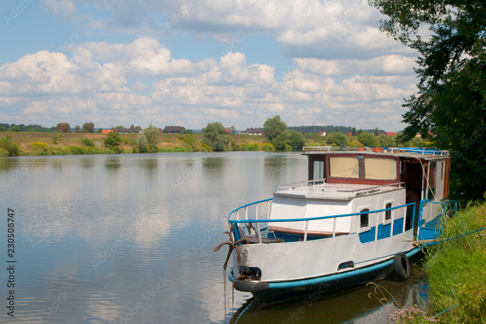 Obraz premium boat on the lake