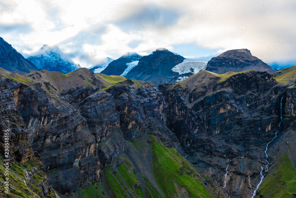 Fototapeta premium Nature view with snowy peaks in Annapurna Conservation Area, Nepal