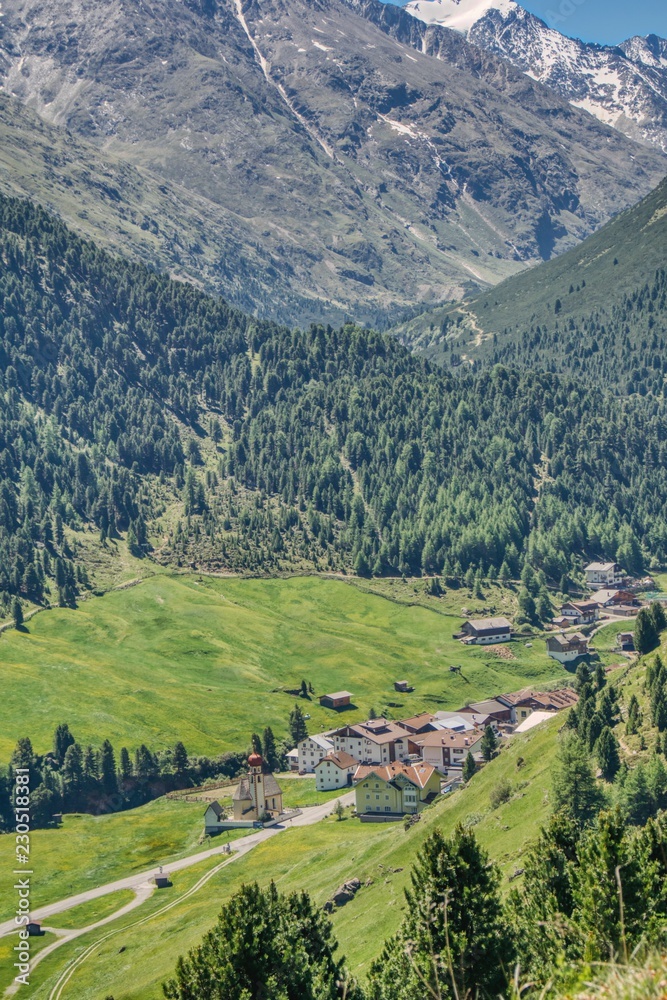 Obraz premium Alpental in Tirol an einem sonnigen Sommertag, Wälder und Wiesen im Tal, malende Ansichten