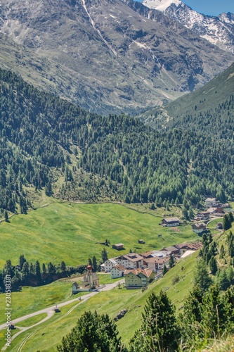 Alpental in Tirol an einem sonnigen Sommertag, Wälder und Wiesen im Tal, malende Ansichten