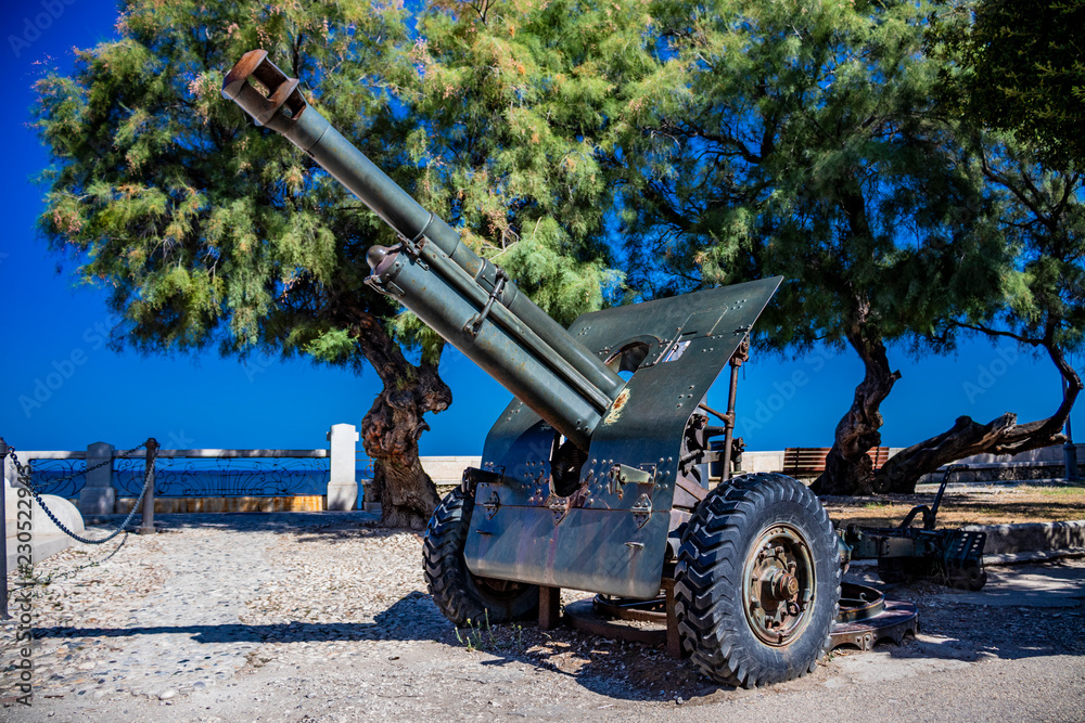 Italian anti-tank gun, from the second world war. Ancient cannon exhibited in the municipal villa of Trani, as a monument to commemorate the war. In Puglia, near Bari, Barletta, Andria. Italian anti-tank gun, from the second world war. Ancient cannon exhibited in the municipal villa of Trani, as a monument to commemorate the war. In Puglia, near Bari, Barletta, Andria.