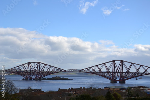 Железнодорожный мост через реку Форт в Шотландии весенним утром