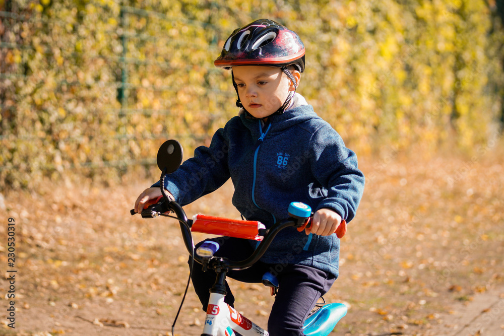 Glücklicher Junge am Fahhrad im Herbst, Winter im Park, Wald am Schloss Glücklicher Junge am Fahhrad im Herbst, Winter im Park, Wald am Schloss