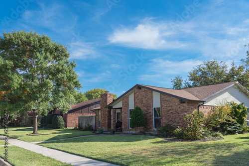 Photography Single-detached dwelling home in suburban Dallas-Fort Worth with attached garage