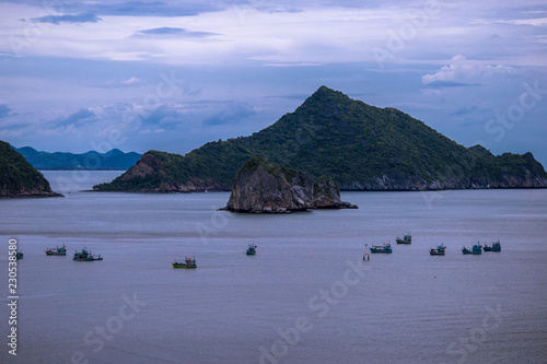 The background of fishing boats, docked in the middle of the sea and surrounded by high mountains, is a natural habitat and sufficient livelihood.