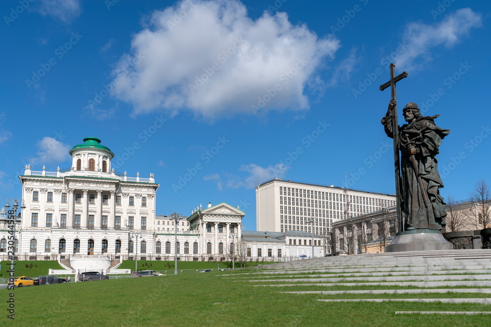 Fototapeta premium Памятник Владимиру Великому на Боровицкой площади в Москве.
