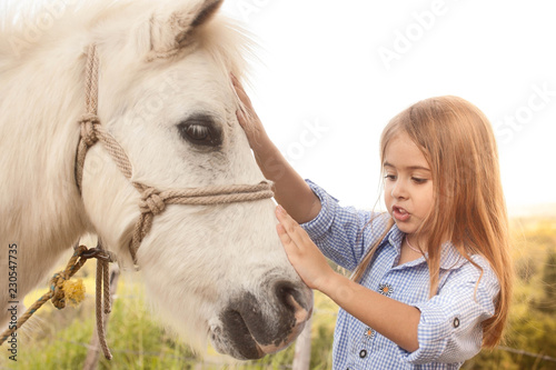 Kleinkind streichelt ein Pferd