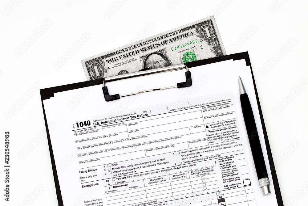 Obraz premium Income tax form on a clipboard