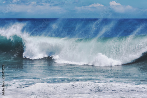 Fototapeta Naklejka Na Ścianę i Meble -  Crashing waves on Lava Rock Cliffs in Hawaii