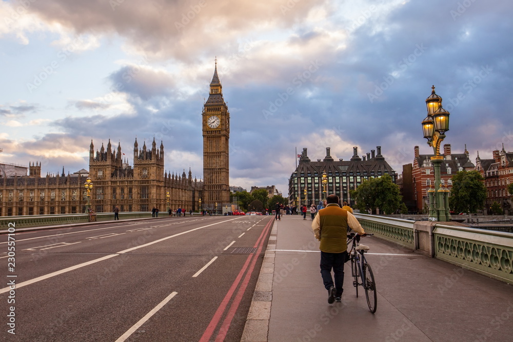 Obraz premium Morning Walk at Westminster