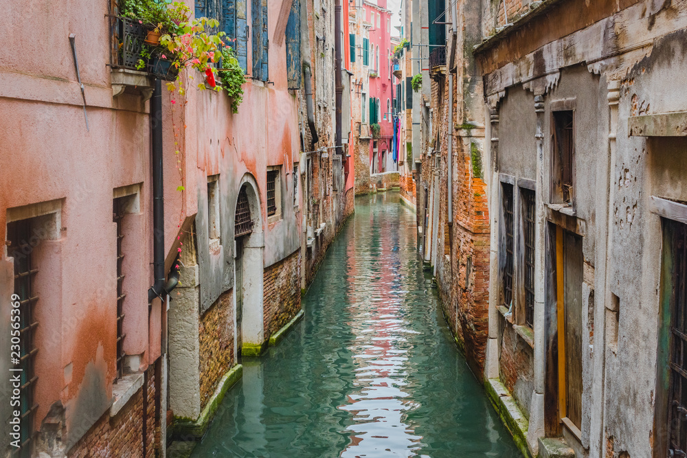 Petit canal avec ses habitaitions aux murs délébrés. Petit canal avec ses habitaitions aux murs délébrés.