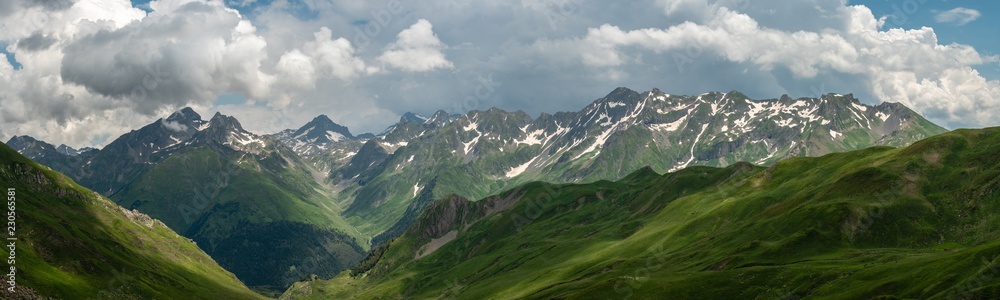 Vue panoramique de la chaine de montagne des pyrénées