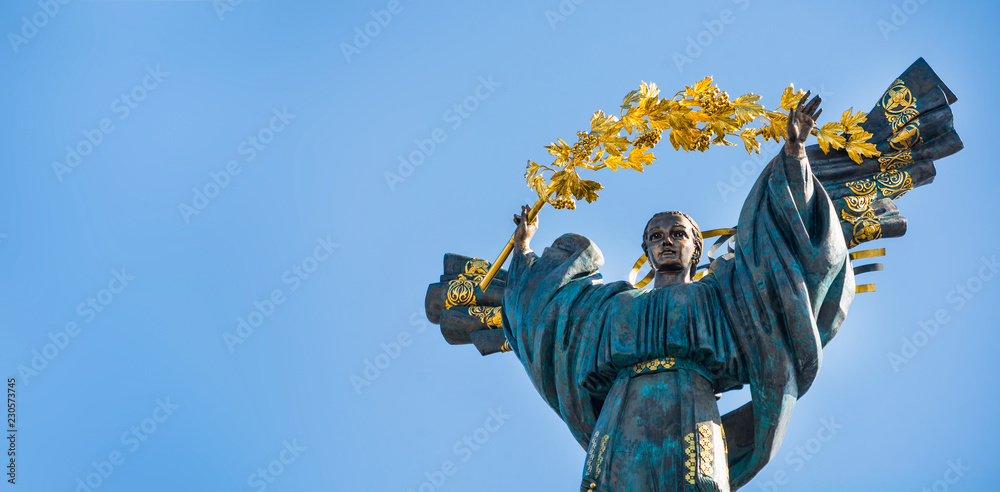 Naklejka premium Pomnik Niepodległości Ukrainy przed błękitne niebo. Pomnik znajduje się w centrum Kijowa na Placu Niepodległości. Barok i imperium.