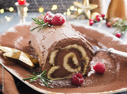 Bilde på lerret Chocolate yule log Christmas cake with  raspberries.