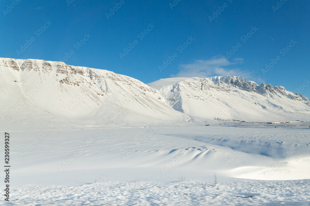 blauweiße Schneelandschaft