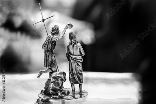 statuette in metallo di figure religiose cattoliche photo