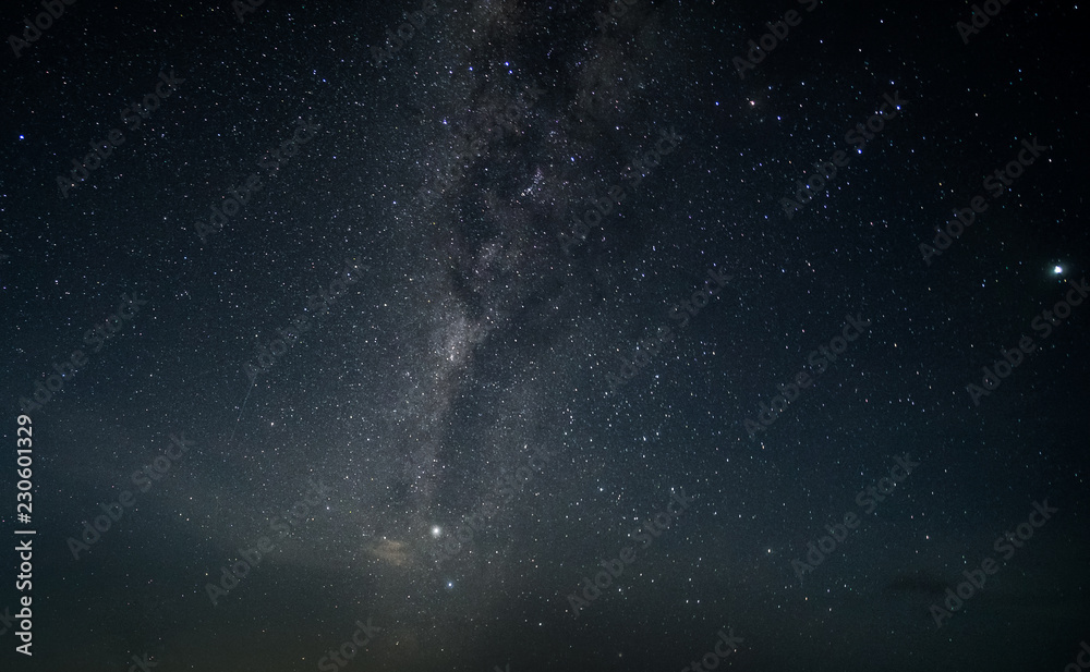 Fototapeta premium Nocne niebo z gwiazdami i drogą mleczną. Obiekt jest rozmyty, niski ton i szum.