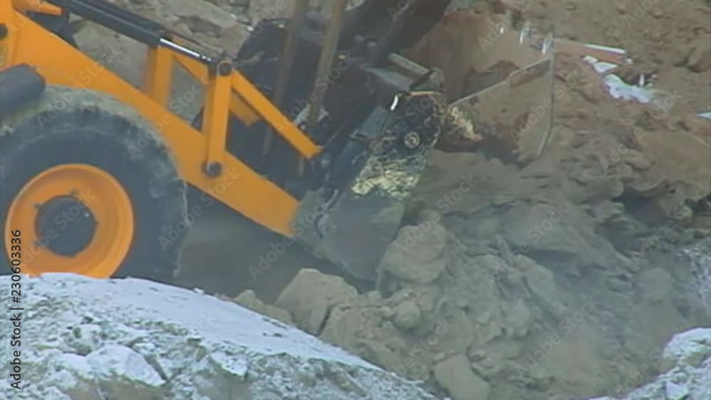 Excavator diggs Excavator diggs