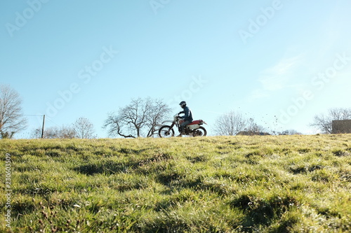 Motocross vintage herbe ciel bleu ride