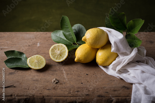 tavolo con limoni photo