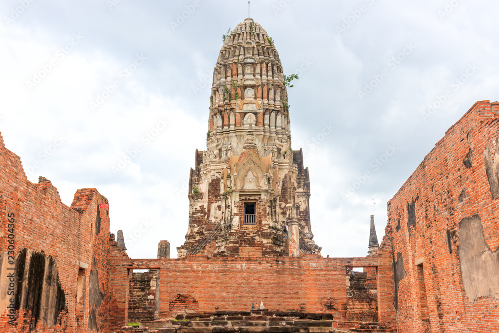 Wat Ratburana Buddhist Temple In Ayutthaya Historical Park, Thailand
