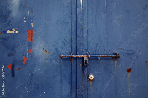 錆びた鍵と青い扉