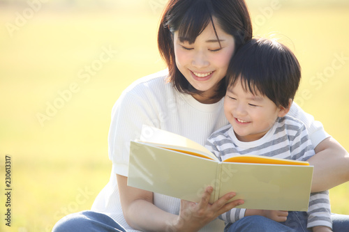 読書する親子
