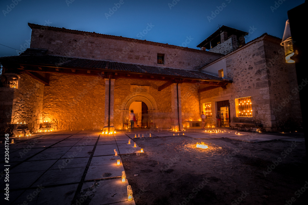 Fototapeta premium Iglesia iluminada con velas