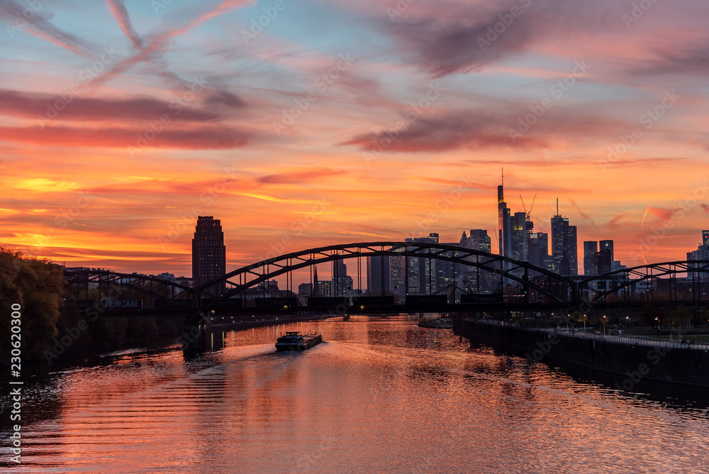 Abendstimmung über der Frankfurter Skyline mit Deutschherrnbrücke im Vordergrund
