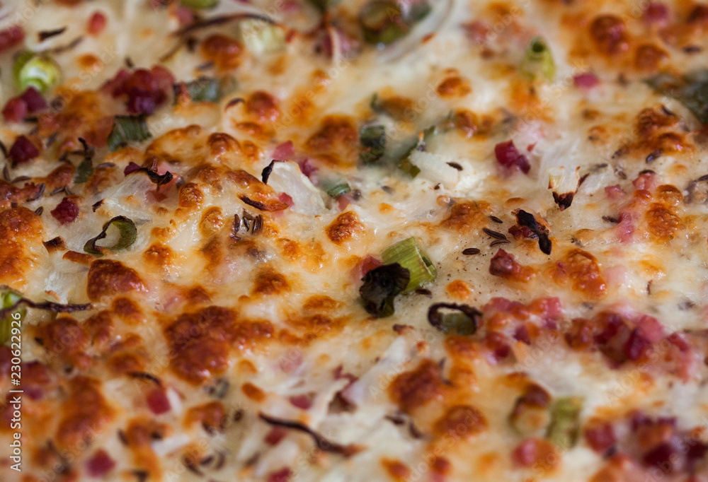 Traditioneller frischer Flammkuchen Traditioneller frischer Flammkuchen