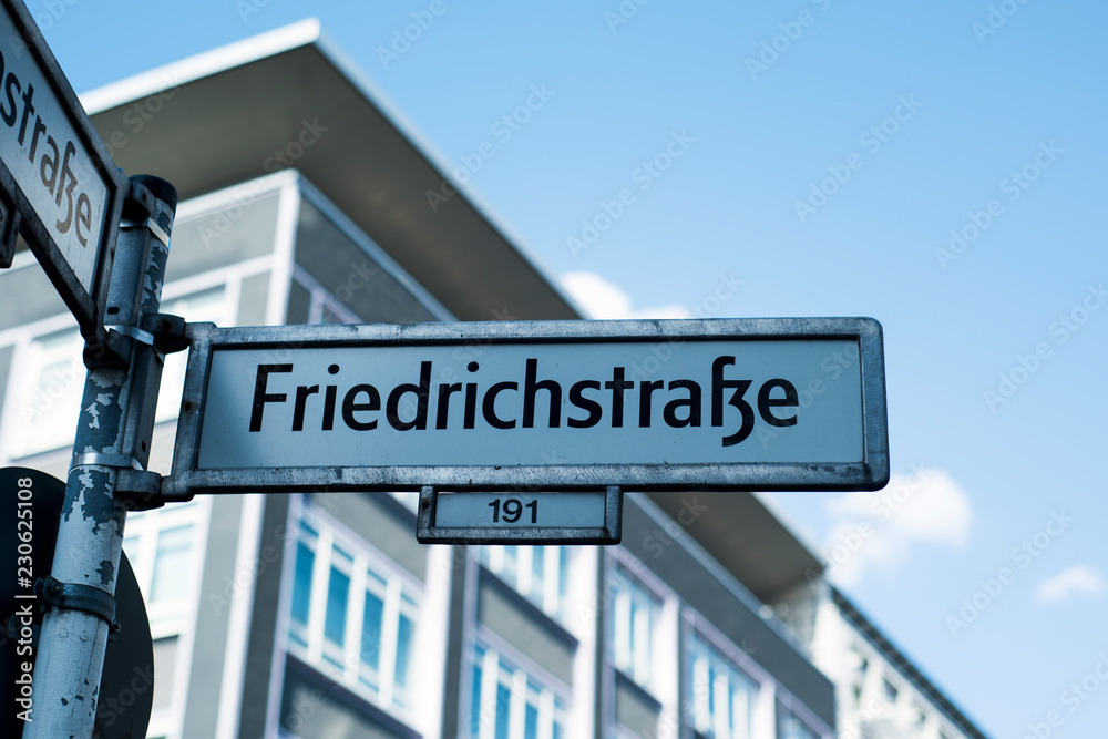 Fototapeta premium tekst Friedrichstrasse na tabliczce znamionowej w Berlinie