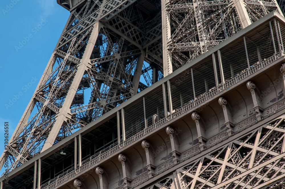 Historischer Stahlbau am Eiffelturm