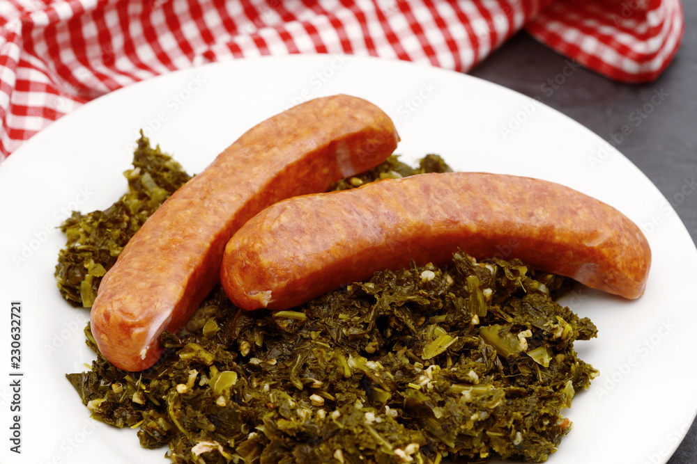 Grünkohl mit Mettwurst Stock-Foto | Adobe Stock