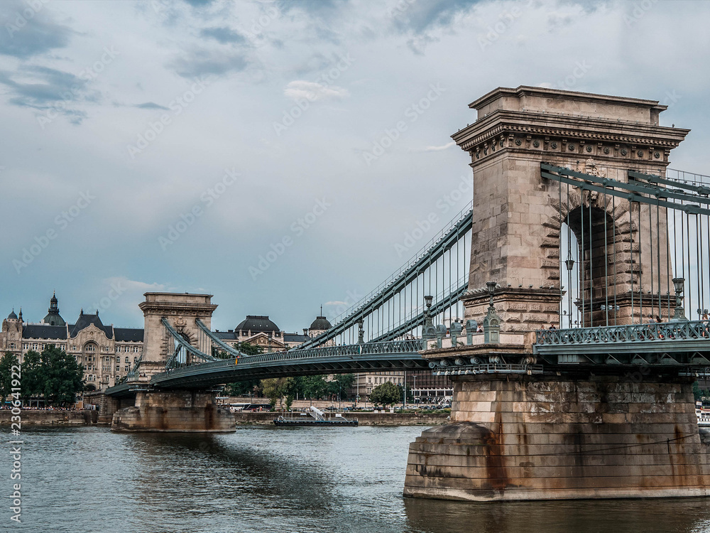 Obraz premium Beautiful view of the Chain Bridge over the Danube in Budapest, Hungary