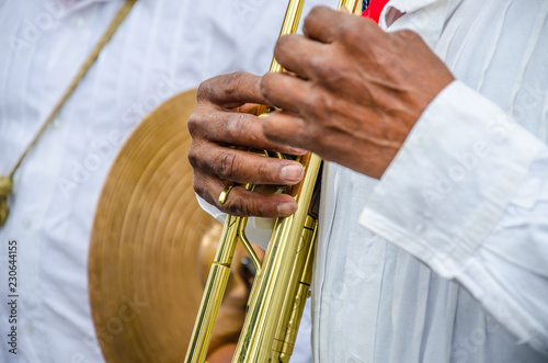 trompeta, instrumento de viento, musica, botones dorados, manos sonido, musica, concierto, indigenas, trajes de manta