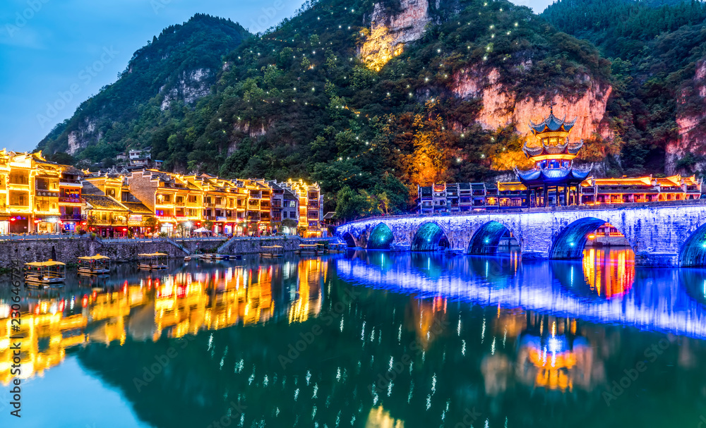 Obraz premium Beautiful nightscape of the ancient city of Zhenyuan..