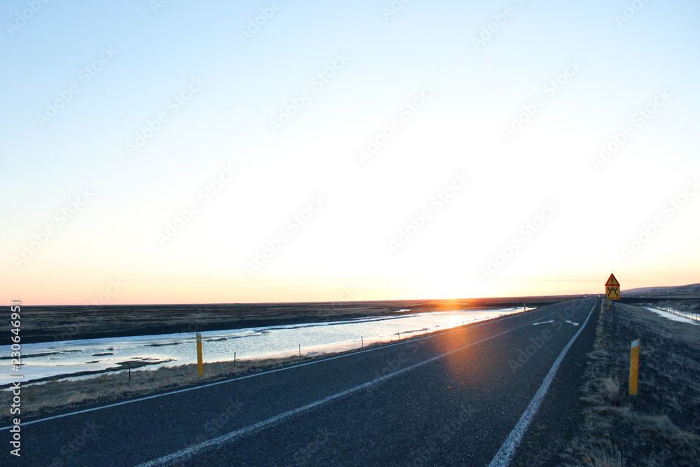 Fototapeta premium 地平線に続く道