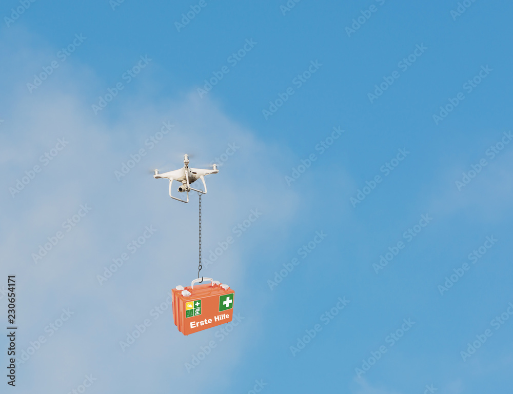 Drohne fliegt mit einem Erste Hilfe Koffer zum Einsatzort 