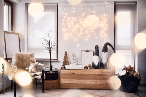 Weihnachtsdekoration im Wohnzimmer mit Glitzer im skandinavischen Stil