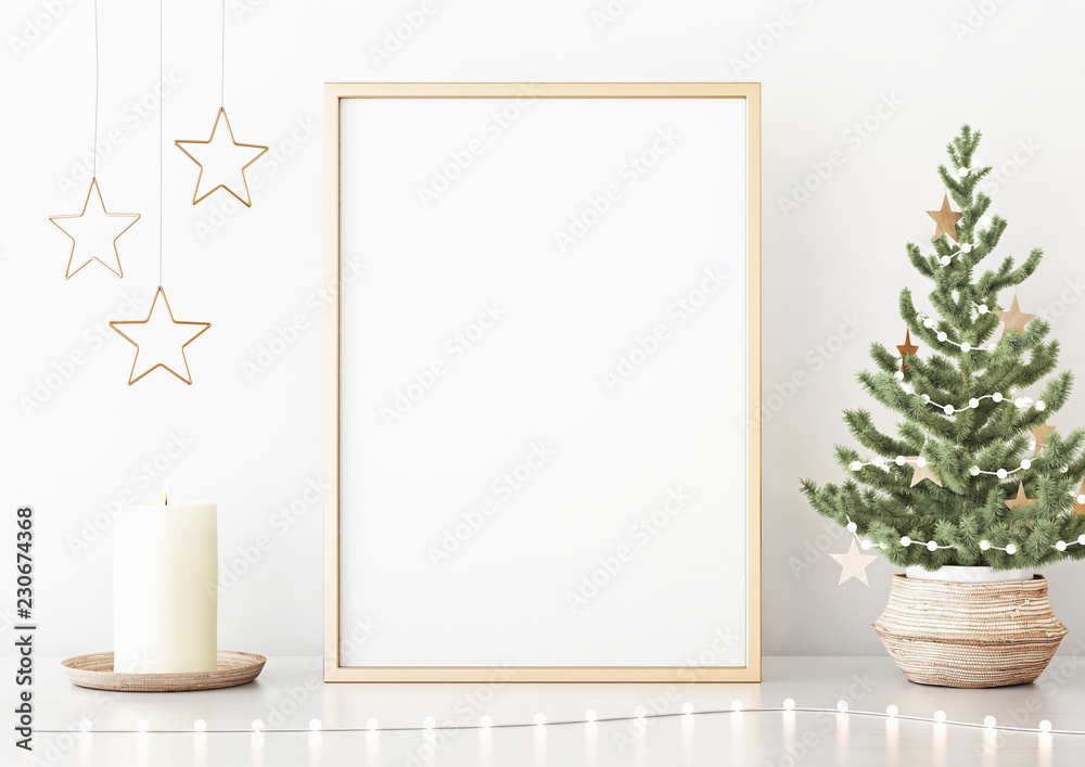 Fototapeta Pionowy plakat makieta ze złotą ramą, zdobioną choinką, światłami wianek i dekoracją świąteczną na tle białej ściany. Renderowanie 3D.