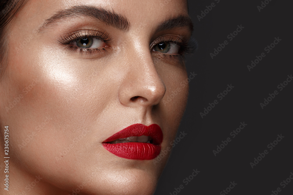 Beautiful girl with a classic make up and red lips. Beauty face.Photo taken in the studio Beautiful girl with a classic make up and red lips. Beauty face.Photo taken in the studio