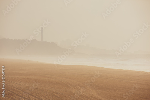 Foto Plage d'Anglet dans la brouillarta (brouillard), avec le phare de Biarritz à l