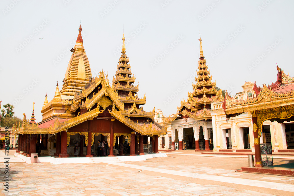 Fototapeta premium Amazing golden temple in Bagan, a historical site in Myanmar 
