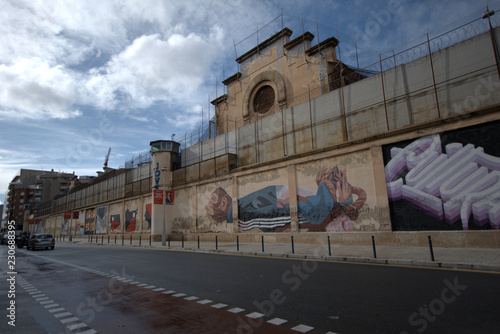 Murales y grafitis en el muro exterior de la antigua cárcel modelo de Barcelona