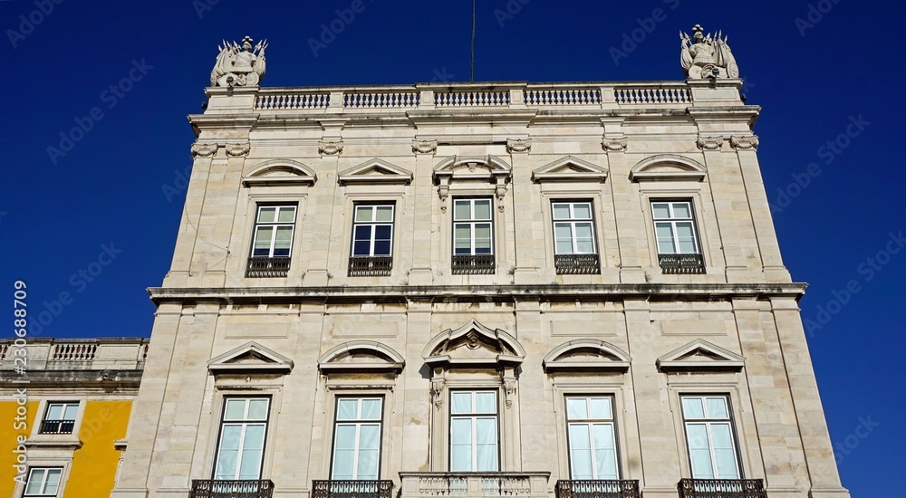 Obraz premium buildings on praca do comercio in lisbon