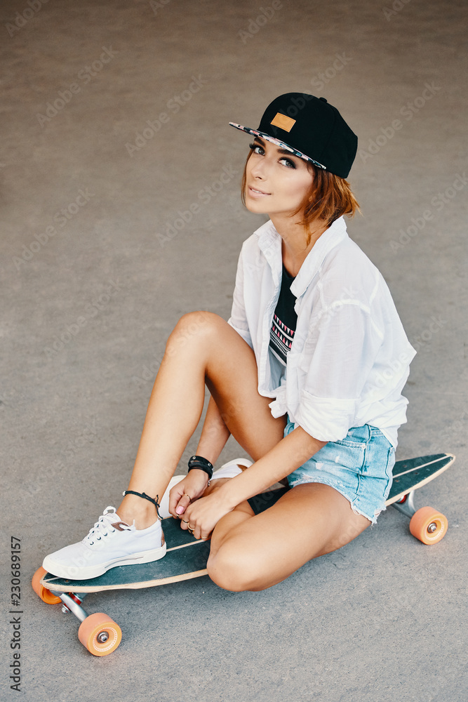 Wunschmotiv: Stylish urban girl posing with Longboard #230689157