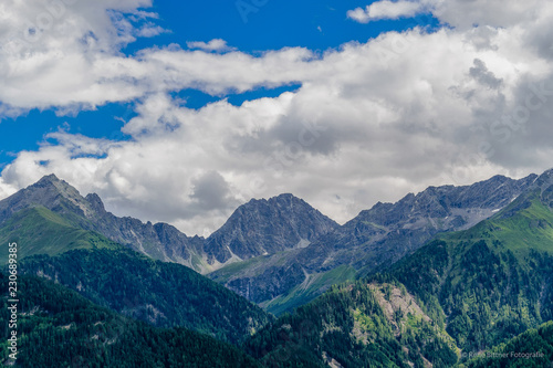 Die Feichtener Karlspitze in den Tiroler Alpen in Österreich. Im Hintergrund ein schöner blauer Himmel mit weißen Wolken. photo