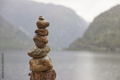 Steinturm vor einem Bergsee in Norwegen