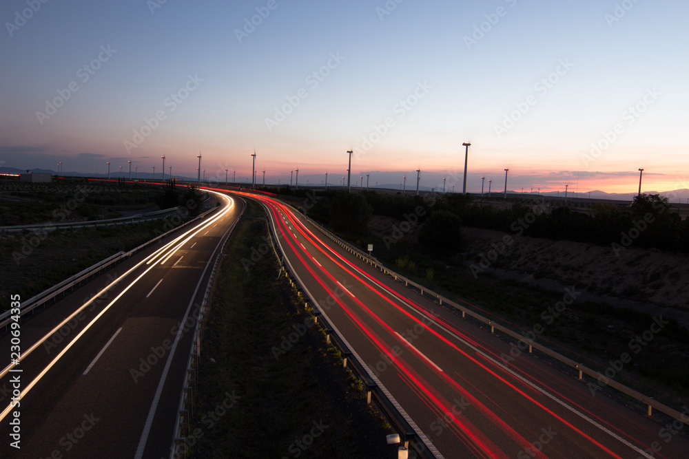 carretera por la noche con coches