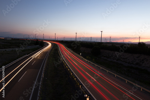 carretera por la noche con coches